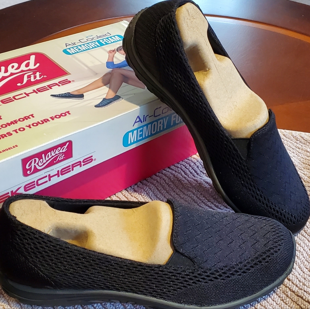 NWT Skechers Women's Reggae Fest Willows Black Slip-On Shoes 9.5